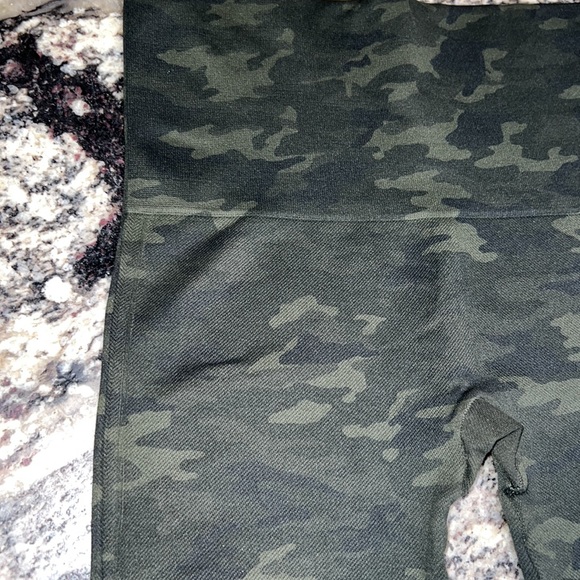 Spanx seamless green camo leggings, size M - Picture 4 of 5